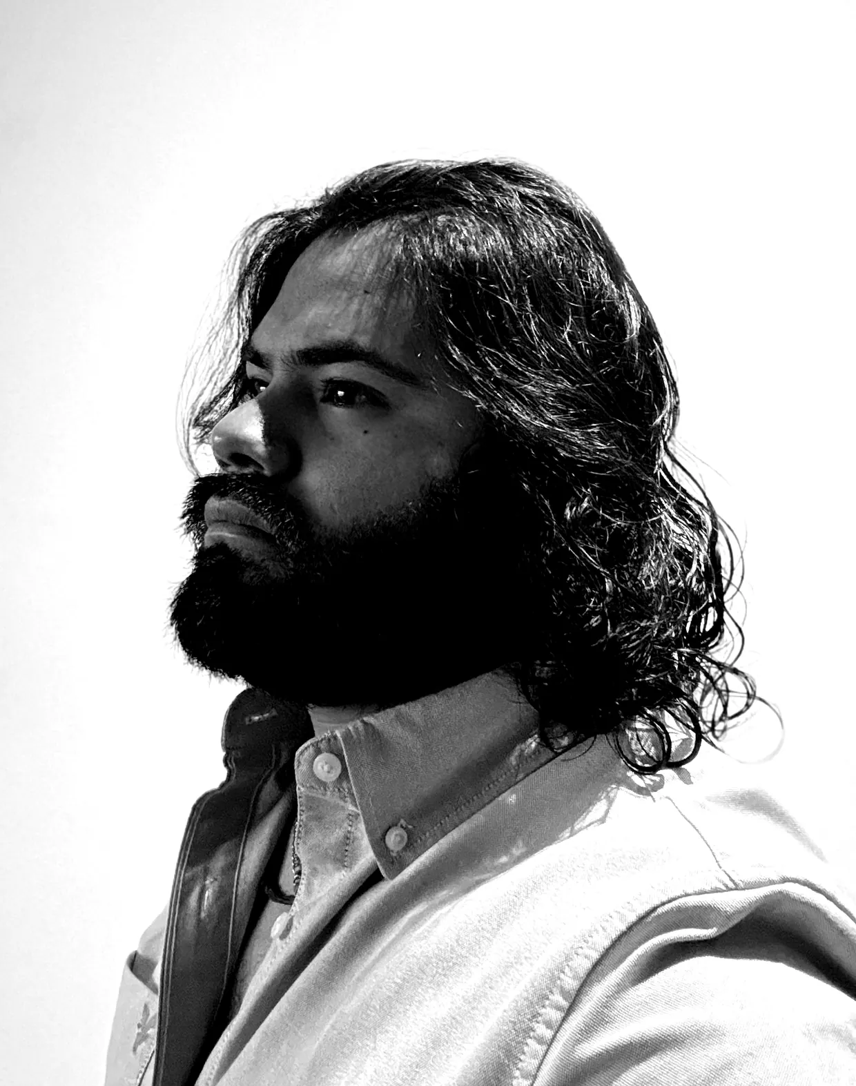 Alejandro Nualart, fundador de PetitHaricot, retratado de perfil en blanco y negro