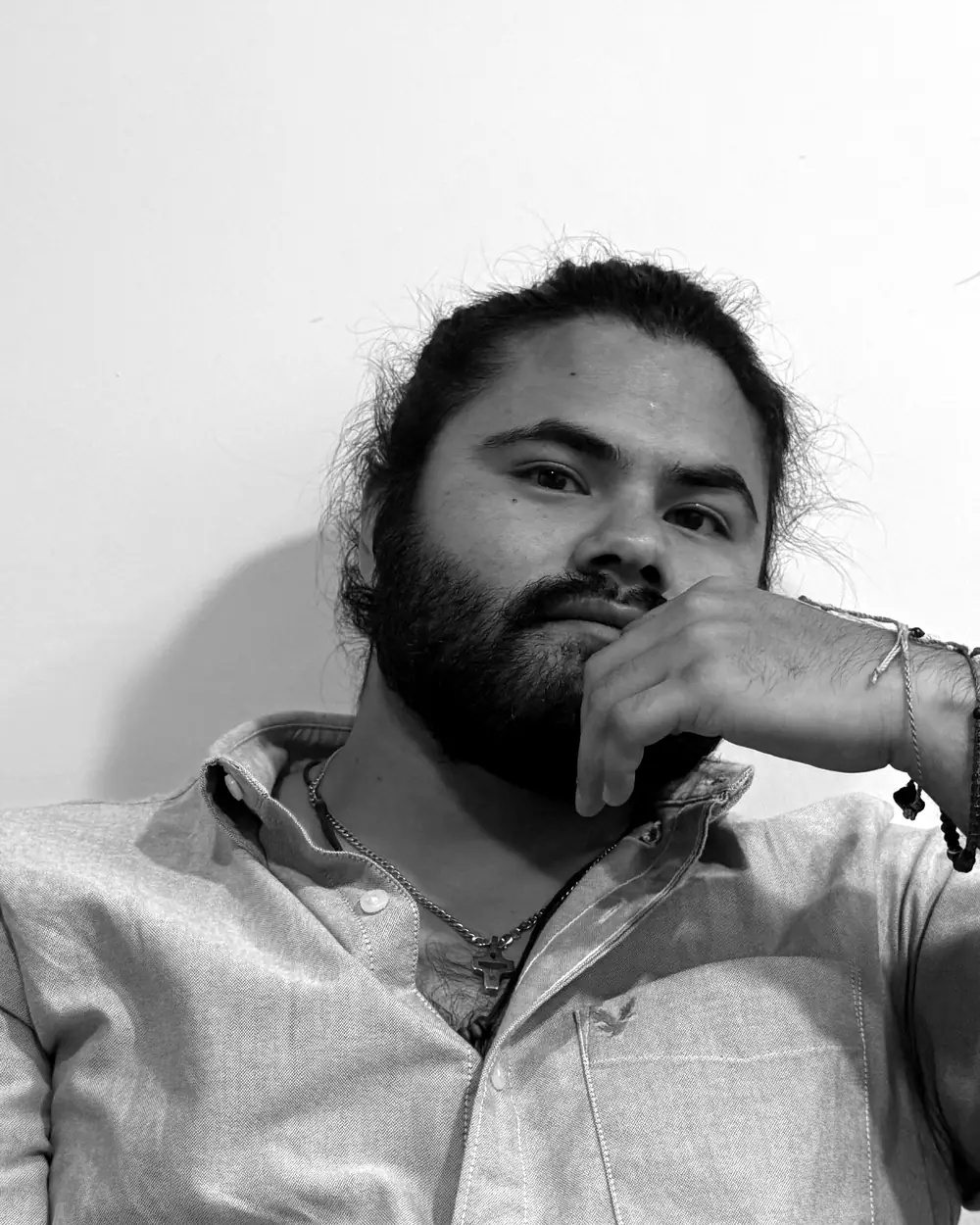 Alejandro Nualart, fundador de PetitHaricot, de brazos cruzados y mirando a cámara, en blanco y negro